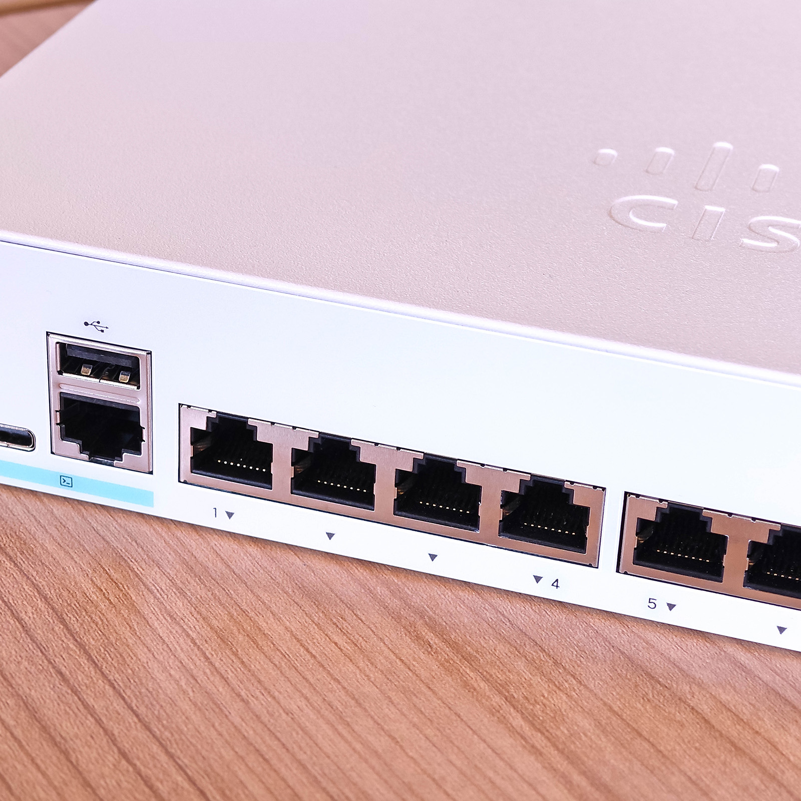 ภาพแกะกล่องสินค้า (Unboxing) แสดงสินค้าจริงและอุปกรณ์ภายในกล่อง ภาพที่ 4