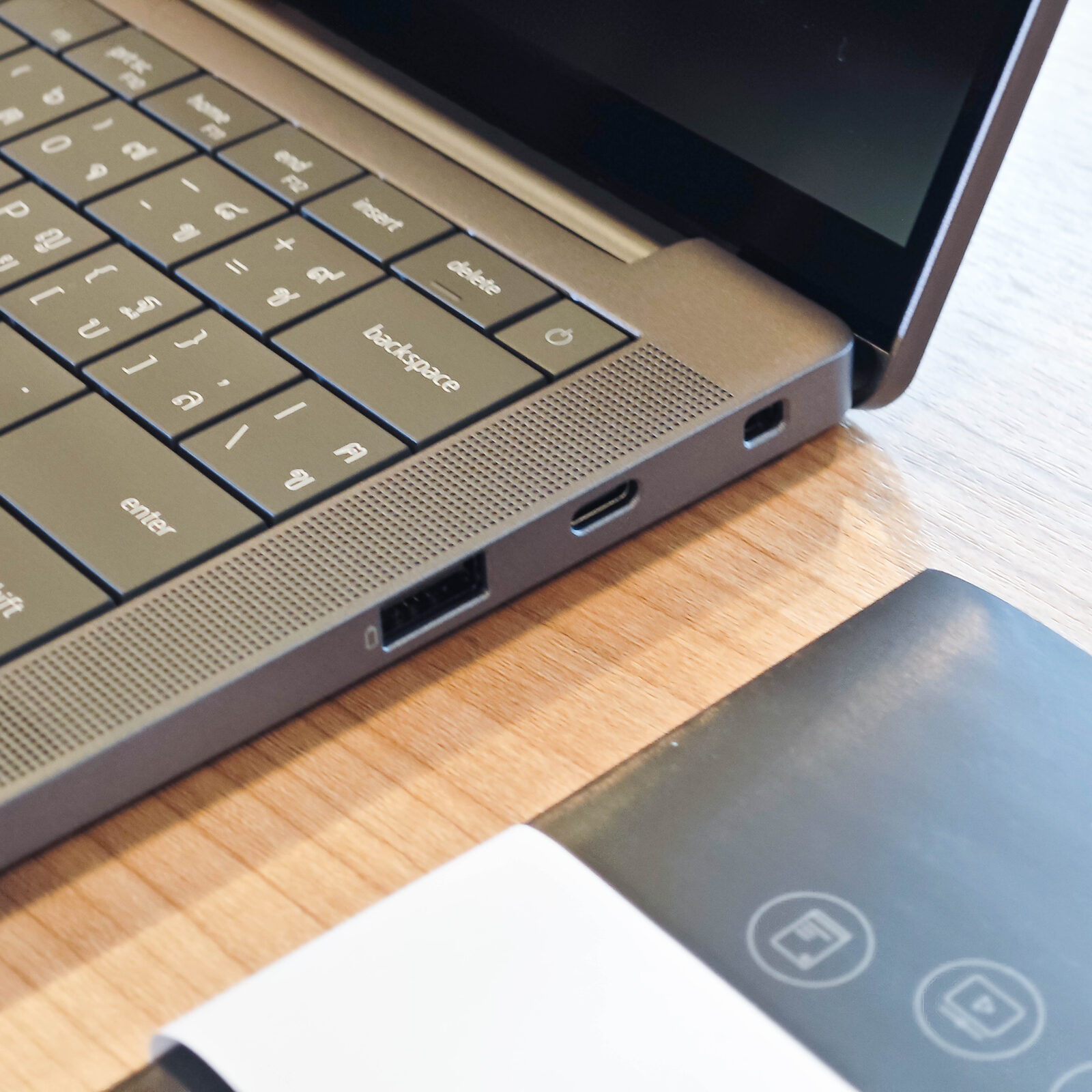 ภาพแกะกล่องสินค้า (Unboxing) แสดงสินค้าจริงและอุปกรณ์ภายในกล่อง ภาพที่ 4