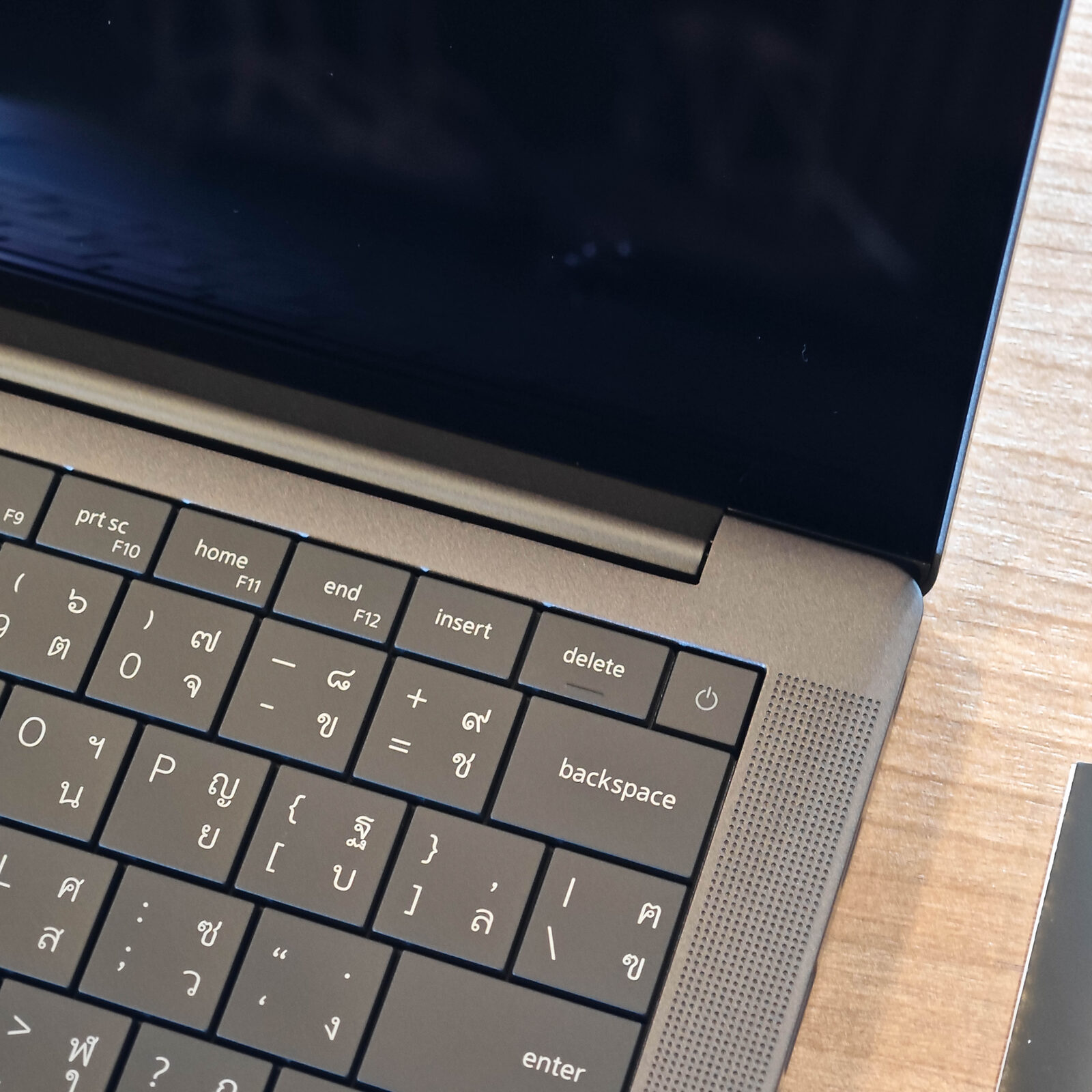 ภาพแกะกล่องสินค้า (Unboxing) แสดงสินค้าจริงและอุปกรณ์ภายในกล่อง ภาพที่ 8