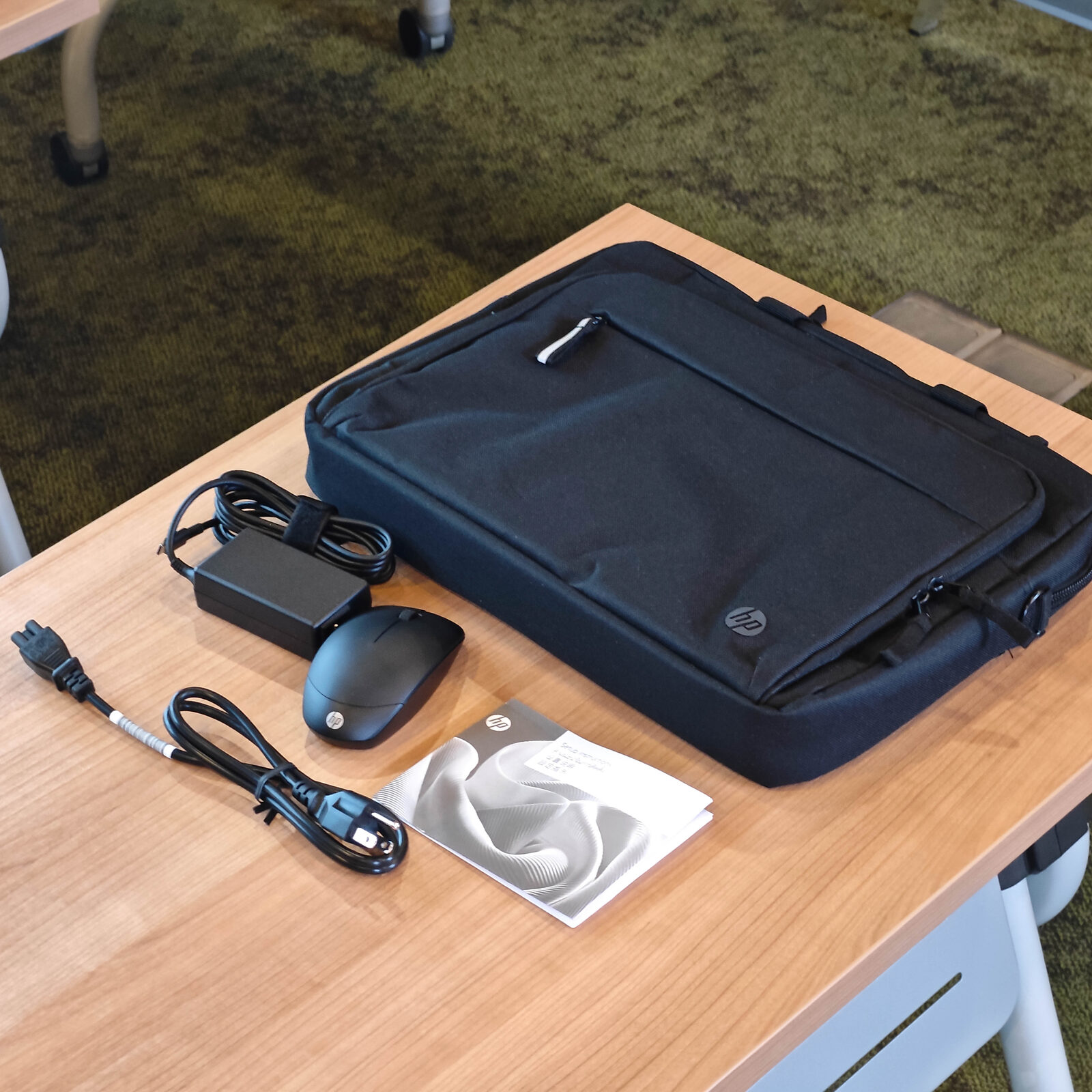 ภาพแกะกล่องสินค้า (Unboxing) แสดงสินค้าจริงและอุปกรณ์ภายในกล่อง ภาพที่ 10