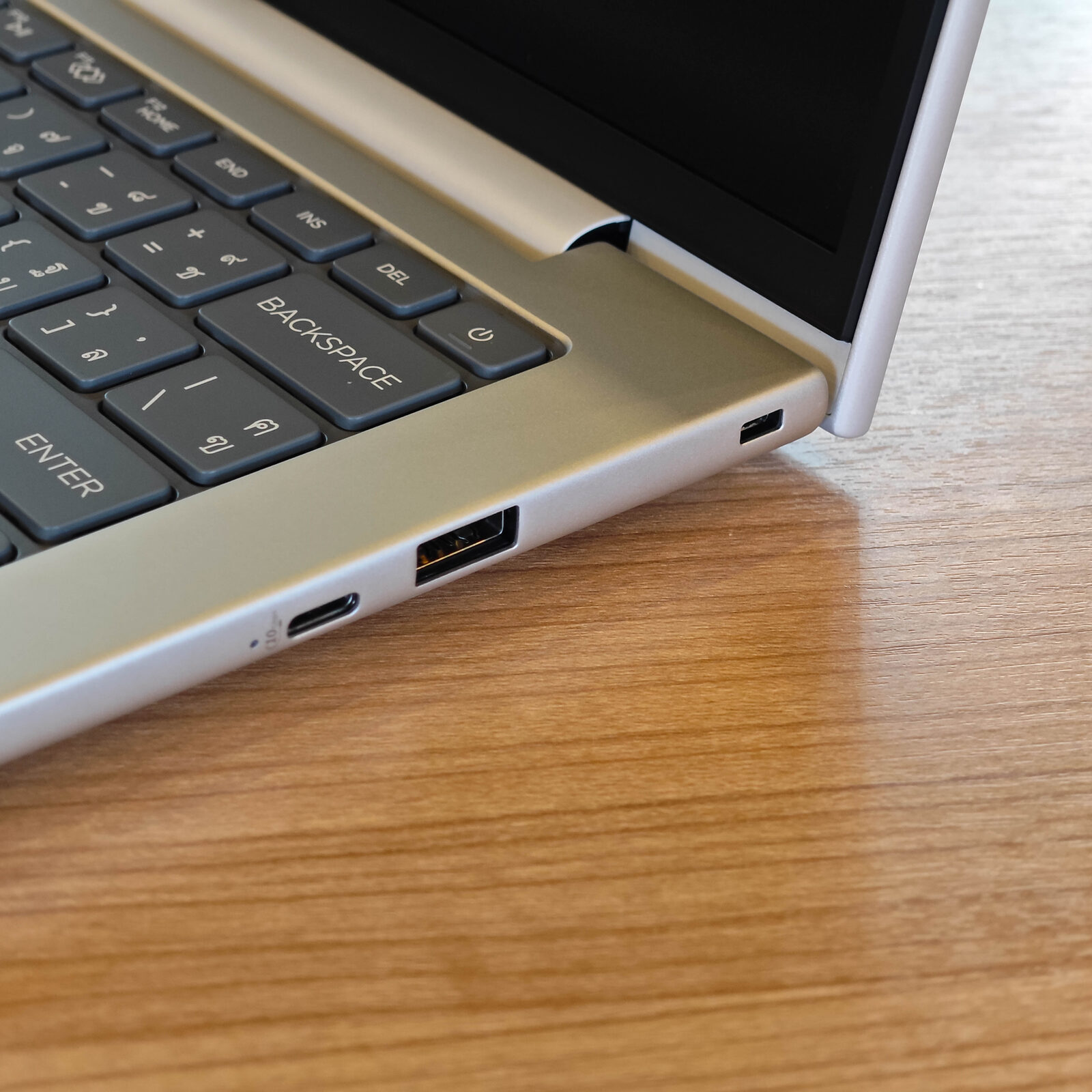 ภาพแกะกล่องสินค้า (Unboxing) แสดงสินค้าจริงและอุปกรณ์ภายในกล่อง ภาพที่ 4