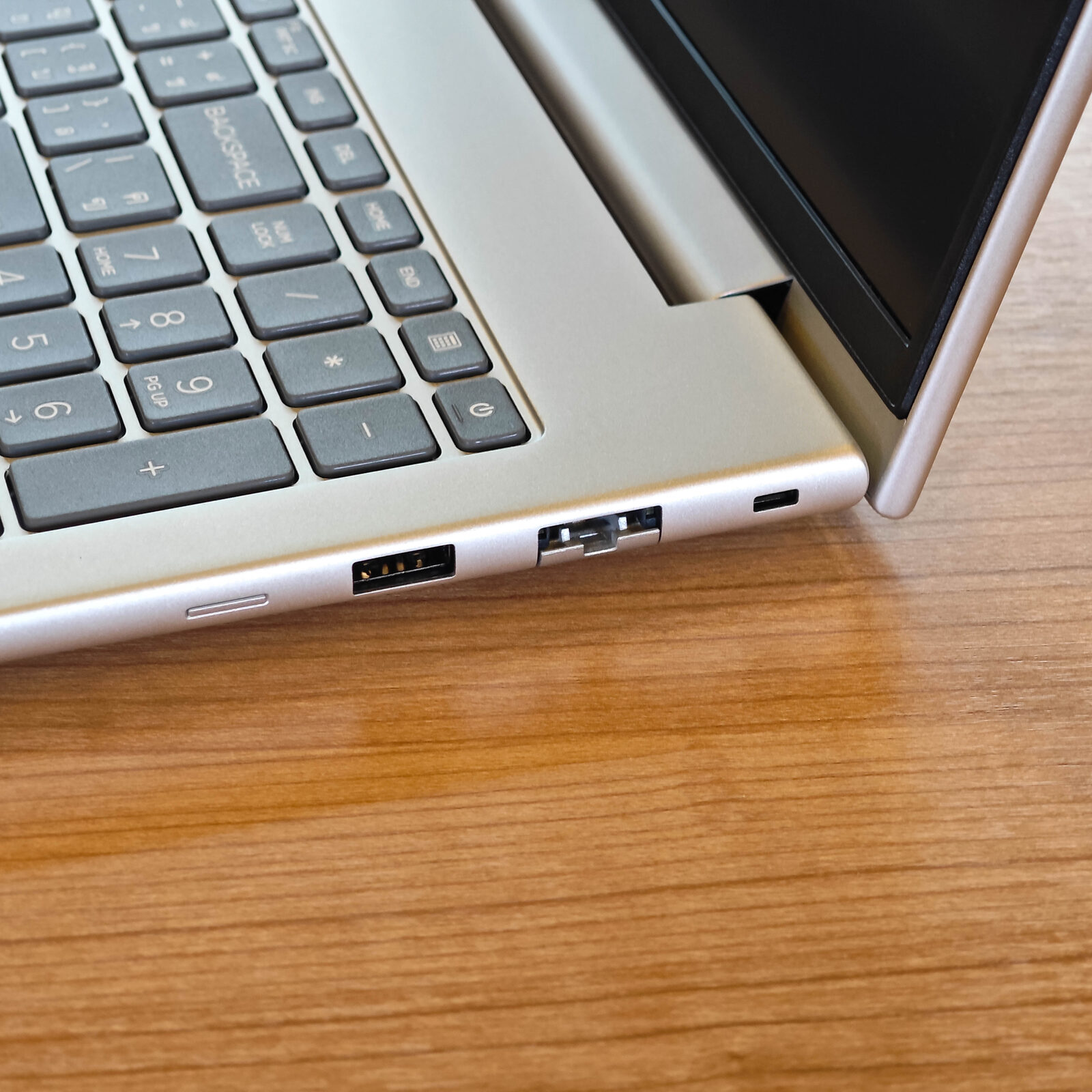 ภาพแกะกล่องสินค้า (Unboxing) แสดงสินค้าจริงและอุปกรณ์ภายในกล่อง ภาพที่ 4