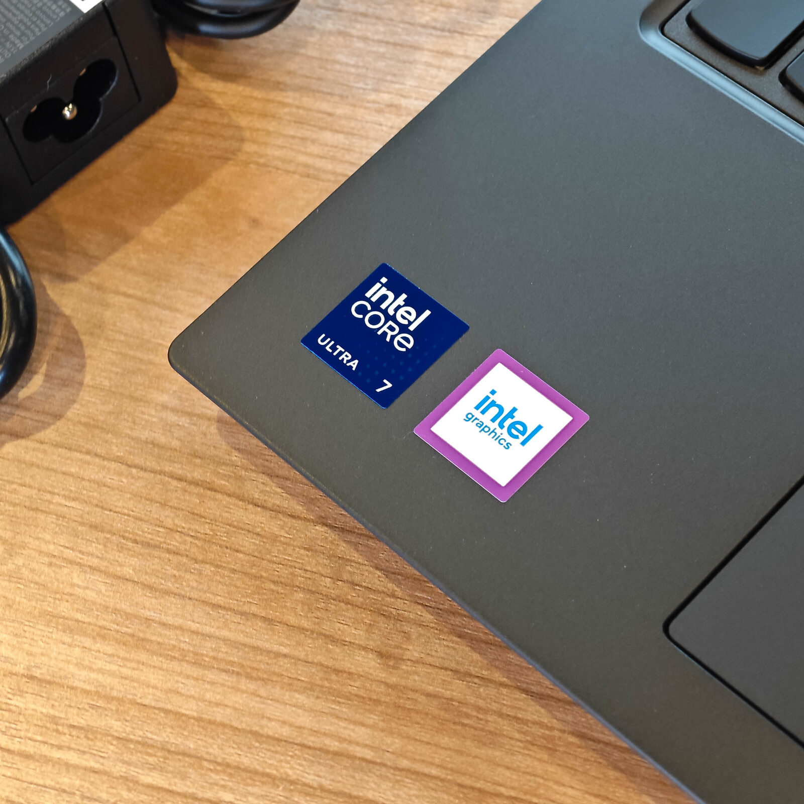 ภาพแกะกล่องสินค้า (Unboxing) แสดงสินค้าจริงและอุปกรณ์ภายในกล่อง ภาพที่ 10